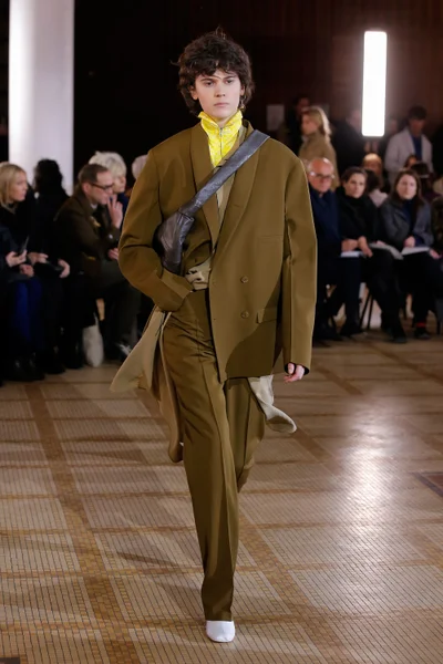 Look 28